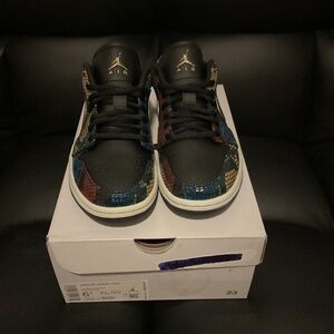 Women’s Air Jordan 1 Low Black/ Metallic Gold minor defect  Size 6.5